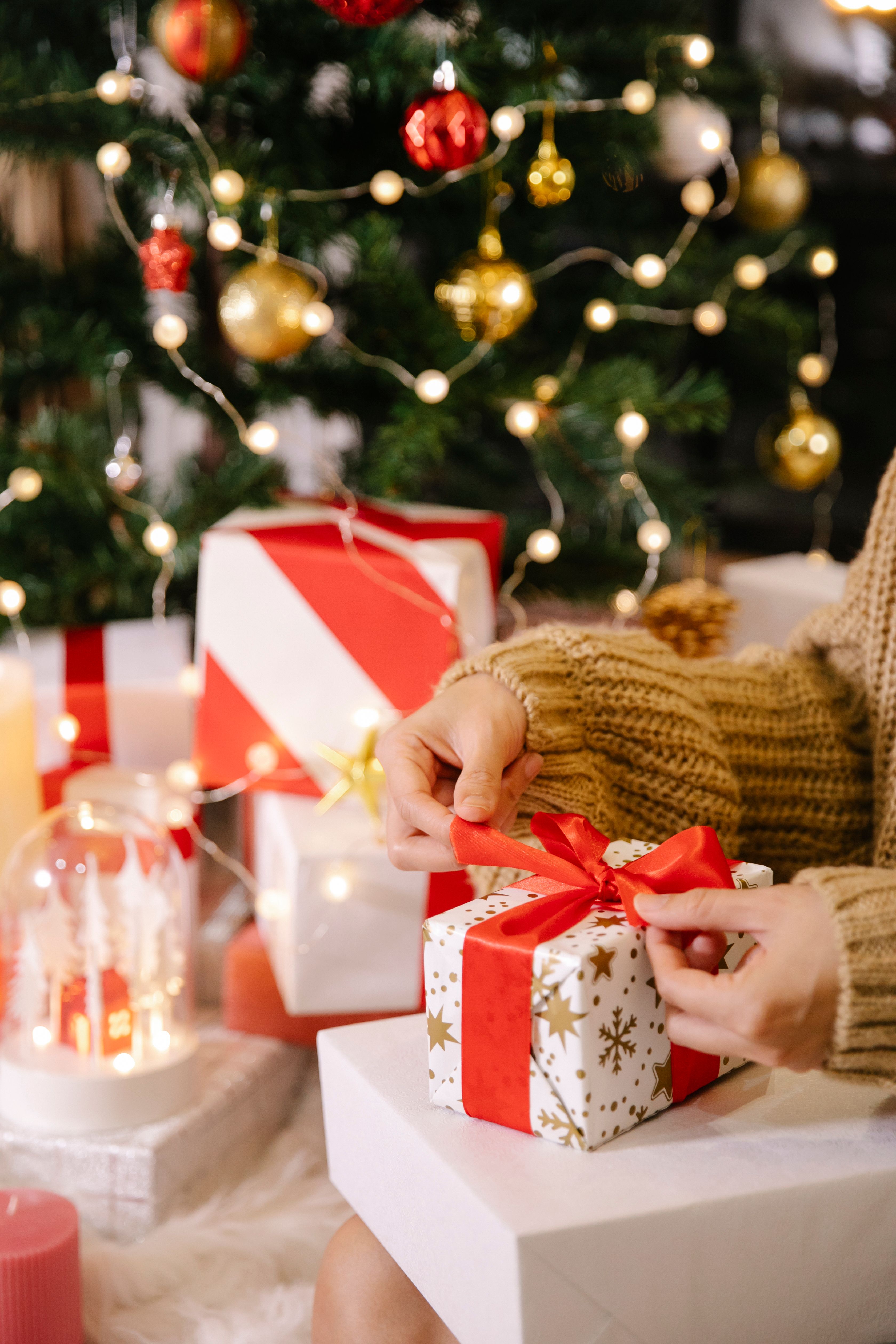 Mãe recebendo presente de Natal com a família