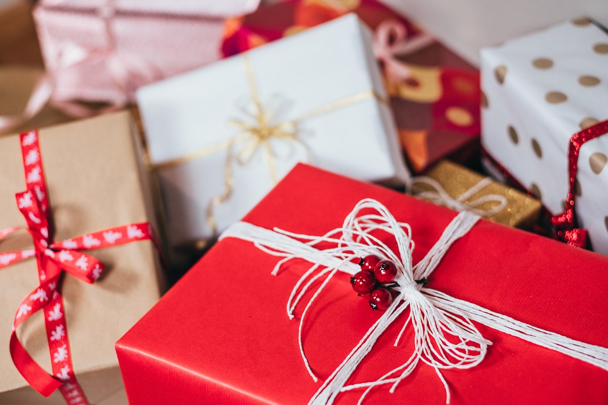 Presentes de Natal com frases e mensagens personalizadas em uma mesa decorada