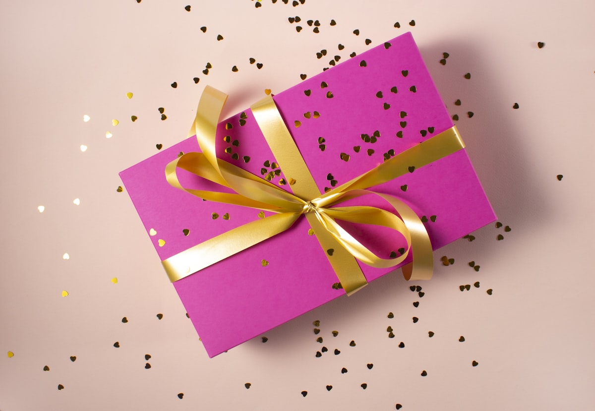 Presentes de Natal para mulher em uma mesa decorada