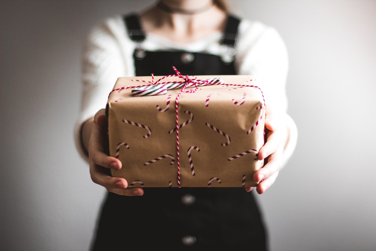 Presentes de Natal variados espalhados sobre uma mesa com decoração festiva